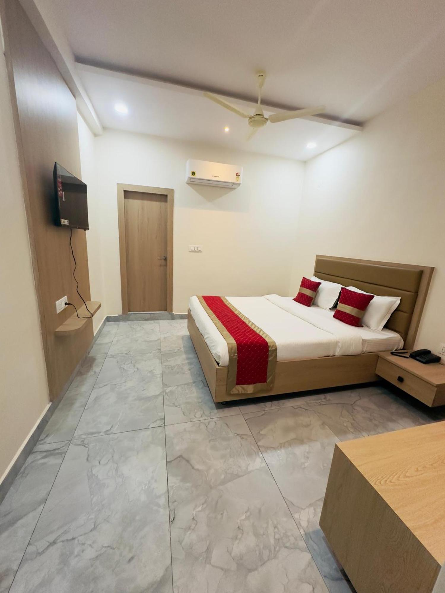 Hotel Raga Karimnagar Buitenkant foto