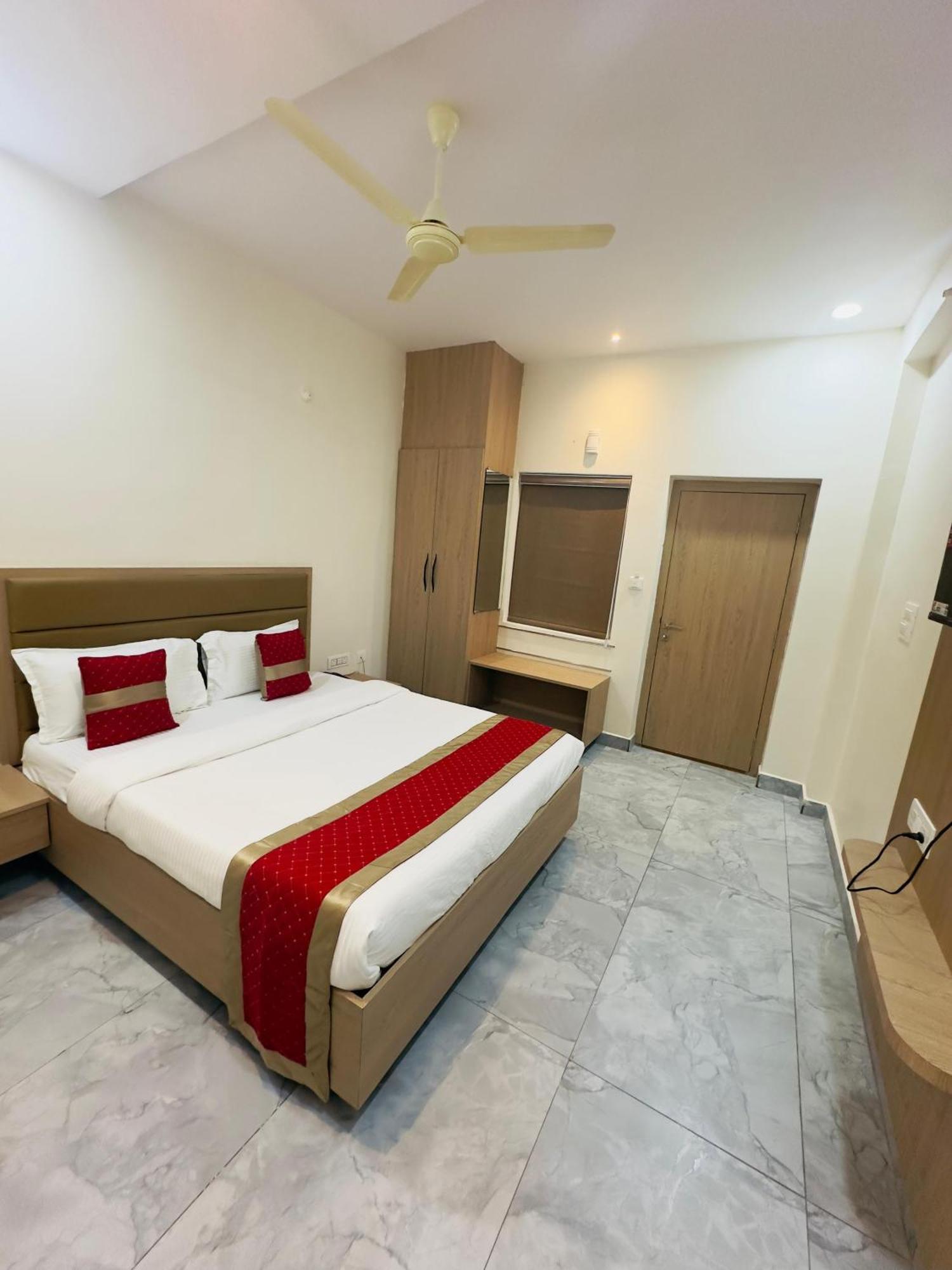 Hotel Raga Karimnagar Buitenkant foto