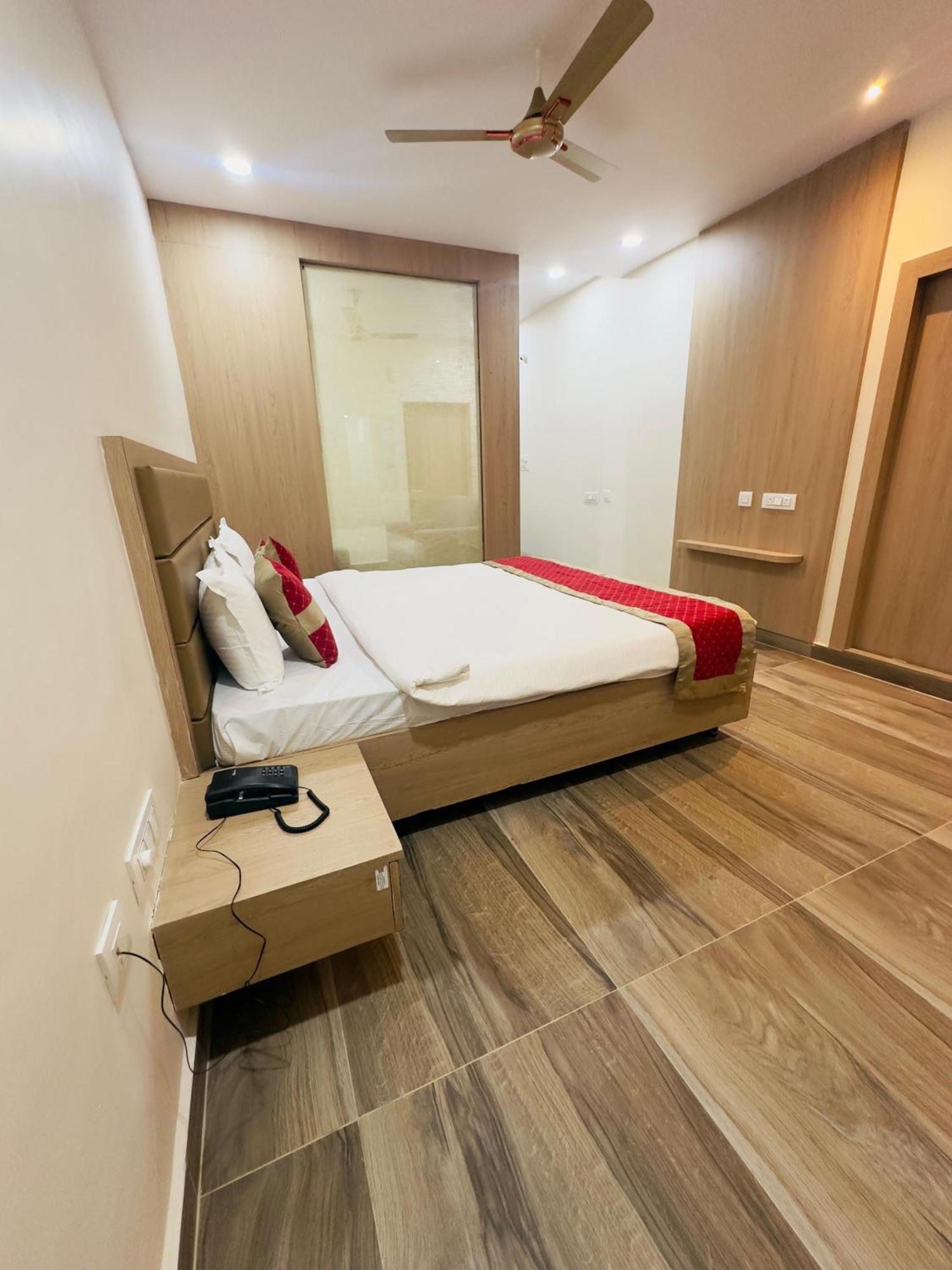Hotel Raga Karimnagar Buitenkant foto