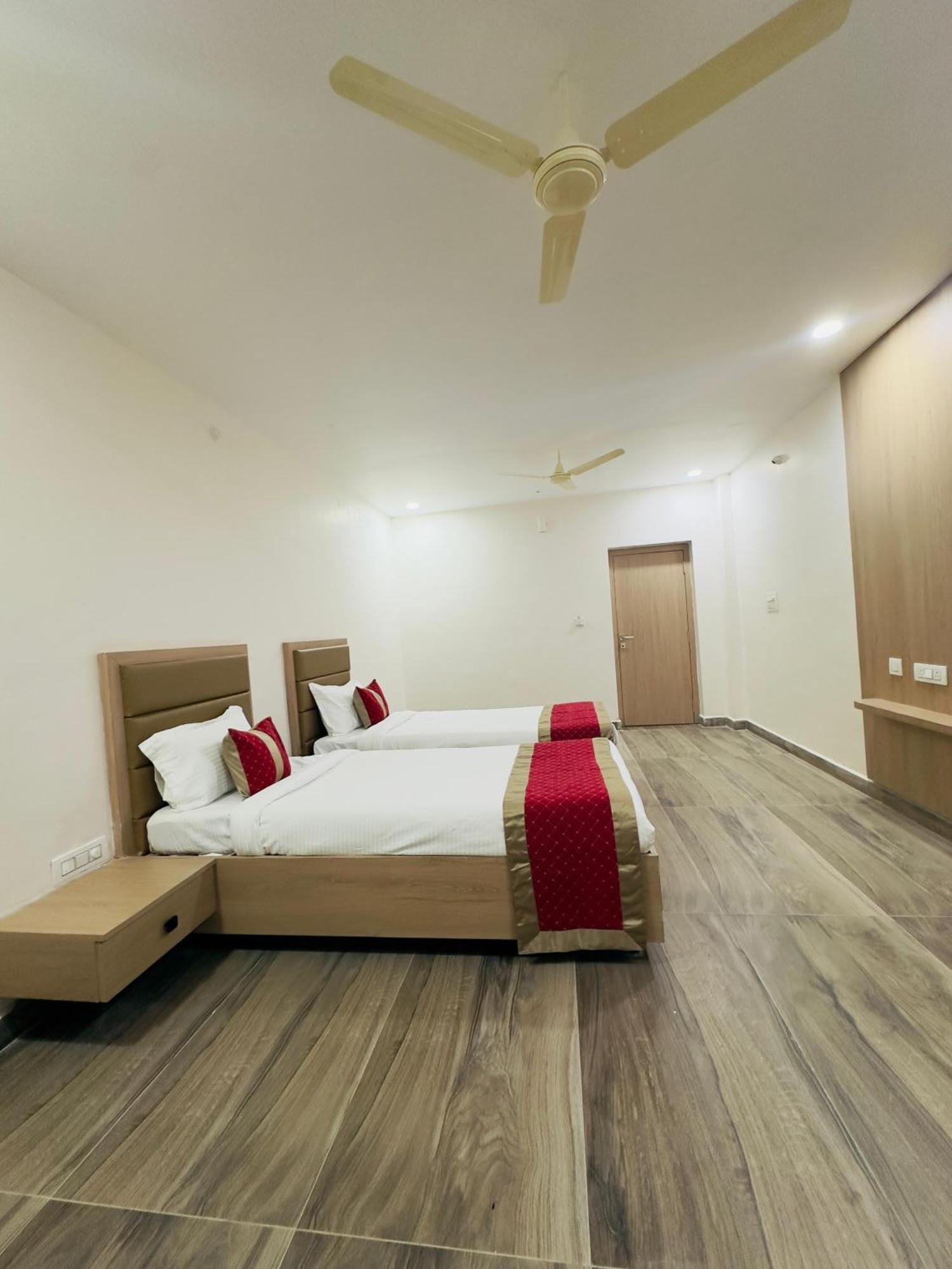 Hotel Raga Karimnagar Buitenkant foto