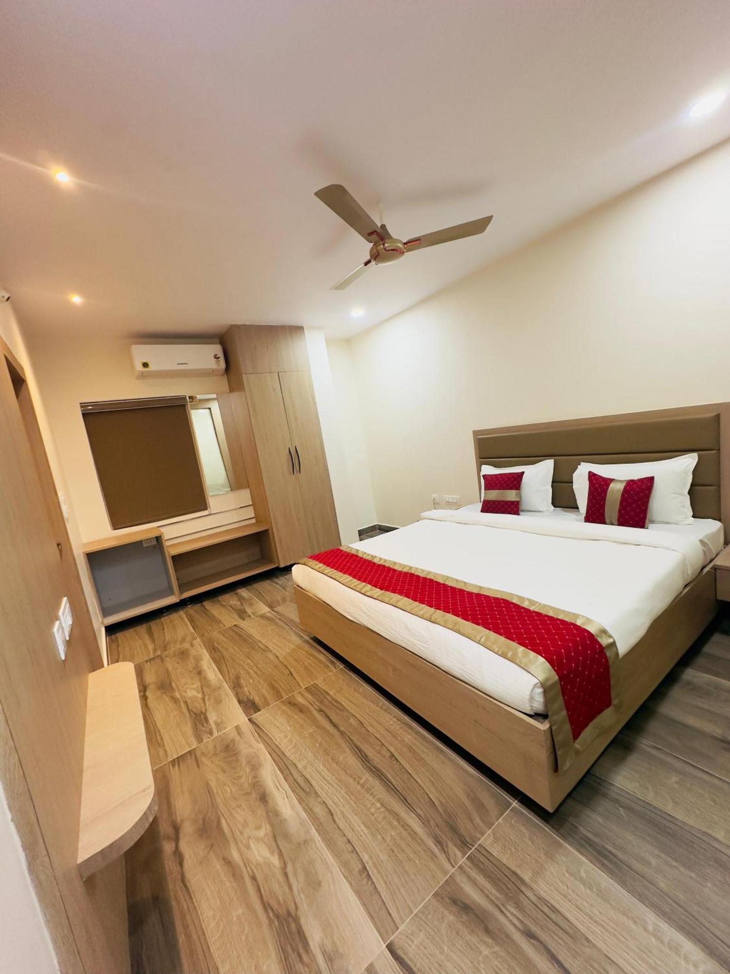 Hotel Raga Karimnagar Buitenkant foto